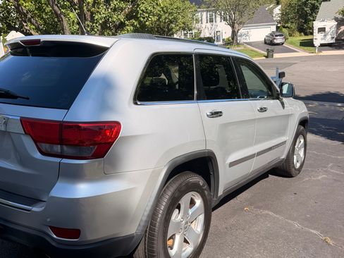 Used 2013 Jeep Grand Cherokee Limited w/ Trailer Tow Group AWD/4WD image 2