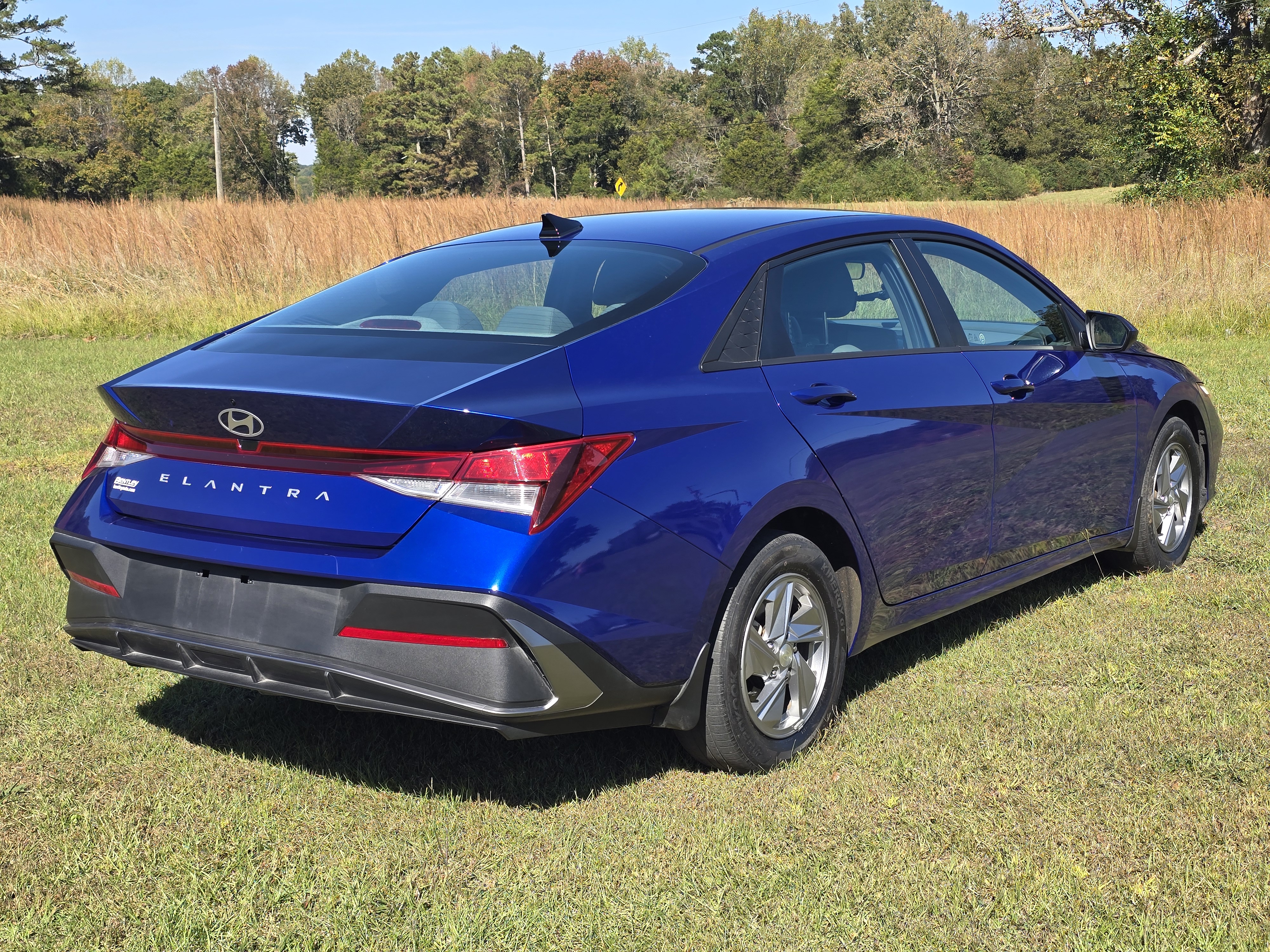 Used 2024 Hyundai Elantra SE FWD image 5