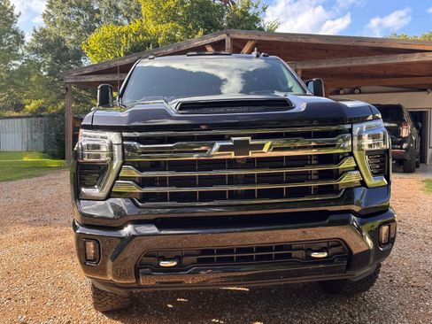 Used 2024 Chevrolet Silverado 2500 High Country w/ High Country Premium Package AWD/4WD image 2