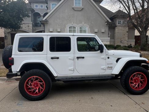 Used 2021 Jeep Wrangler Unlimited Sahara AWD/4WD image 6