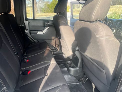 Used 2017 Jeep Wrangler Unlimited Rubicon w/ Connectivity Group AWD/4WD image 9