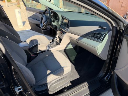 Used 2017 Hyundai Elantra SE image 9