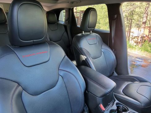 Used 2016 Jeep Cherokee Trailhawk w/ Comfort/Convenience Group image 12