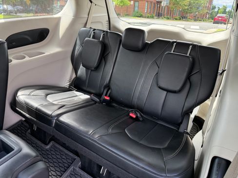 Used 2024 Chrysler Pacifica Touring-L w/ Uconnect Theater Family Group FWD image 16