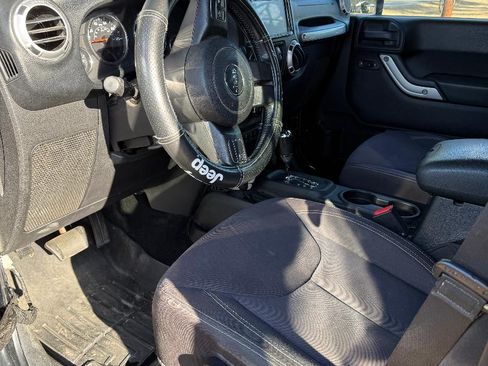 Used 2013 Jeep Wrangler Unlimited Sahara image 16