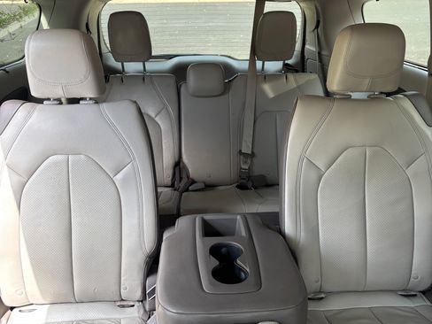 Used 2018 Chrysler Pacifica Touring-L Plus image 8