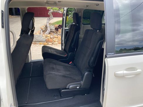 Used 2012 Dodge Grand Caravan SXT image 6