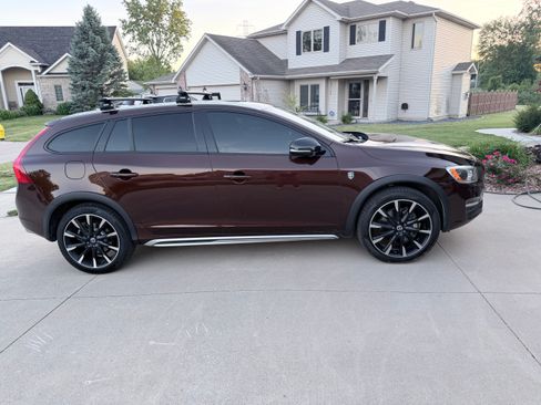 Used 2018 Volvo V60 T5 Cross Country Platinum AWD/4WD image 5