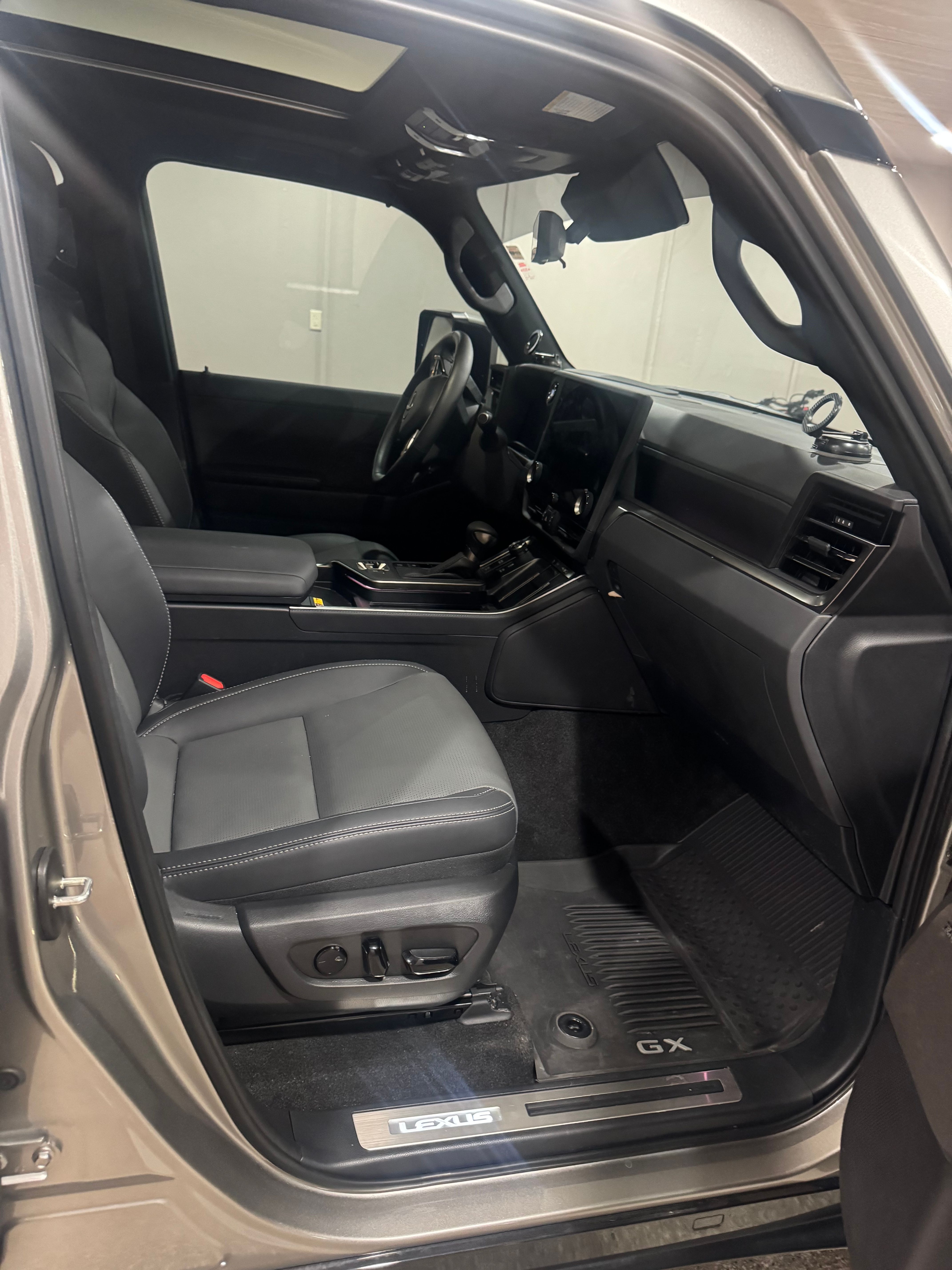 Used 2025 Lexus GX 550 w/ Accessory Package (2T) AWD/4WD image 6