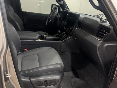 Used 2025 Lexus GX 550 w/ Accessory Package (2T) AWD/4WD image 6