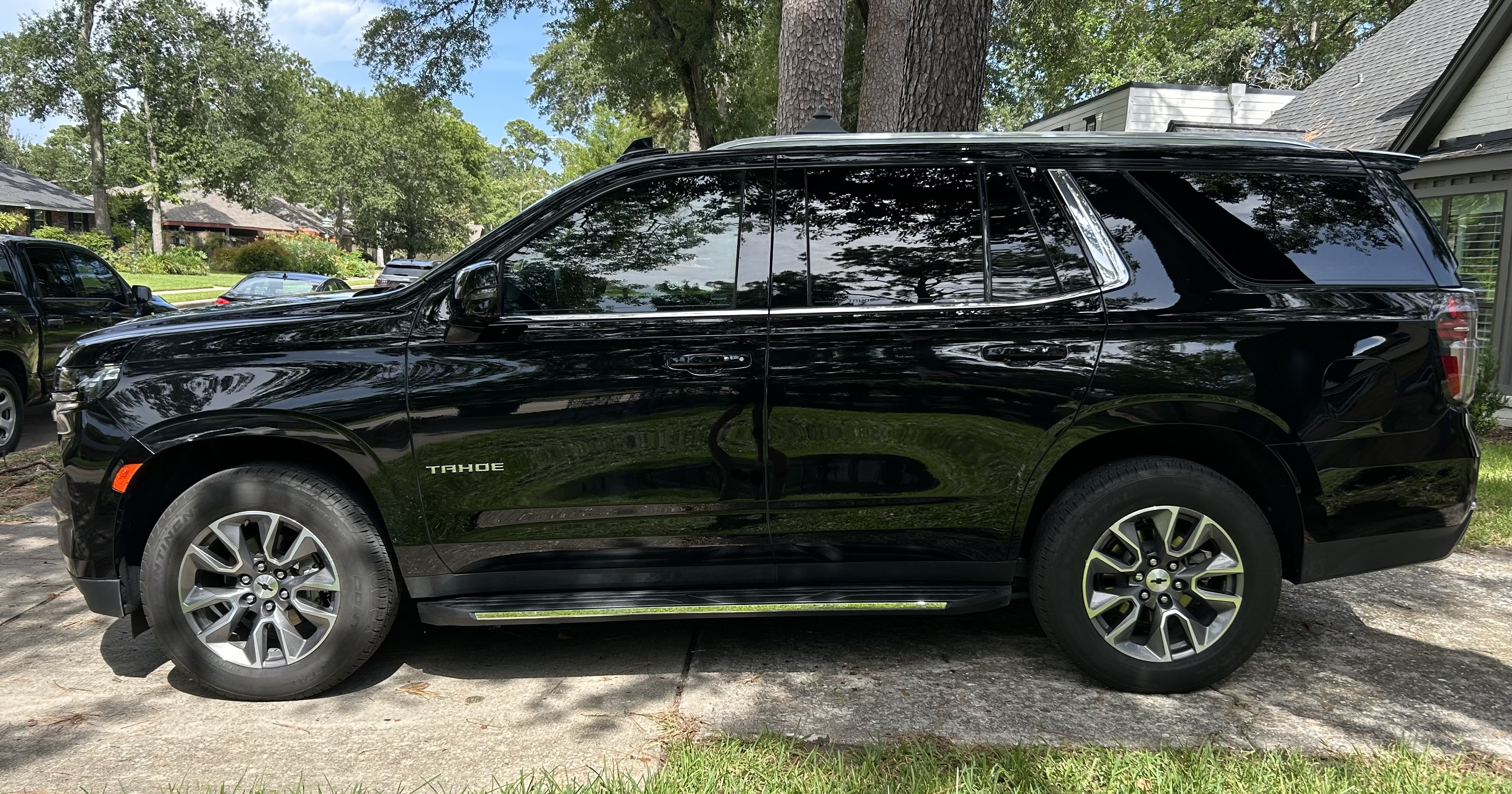 Used 2022 Chevrolet Tahoe LT w/ Luxury Package RWD image 2