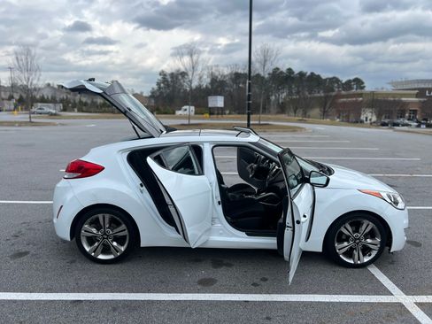 Used 2017 Hyundai Veloster Value Edition image 6