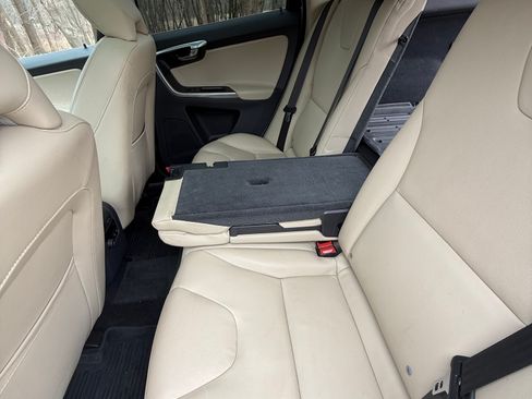 Used 2016 Volvo XC60 T6 Platinum w/ Climate Package image 12