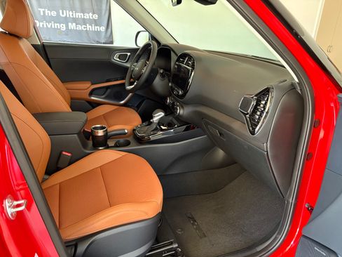 Used 2025 Kia Soul EX image 1