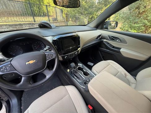 Used 2022 Chevrolet Traverse LS image 2