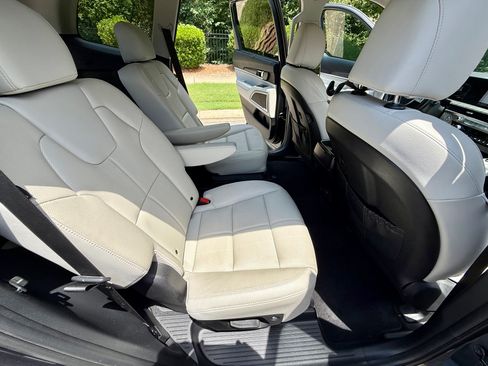 Used 2024 Kia Telluride EX w/ EX Captain's Chair Package AWD/4WD image 14