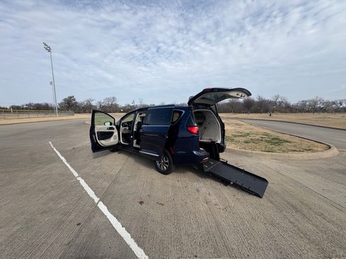 Used 2019 Chrysler Pacifica Touring-L Plus image 13