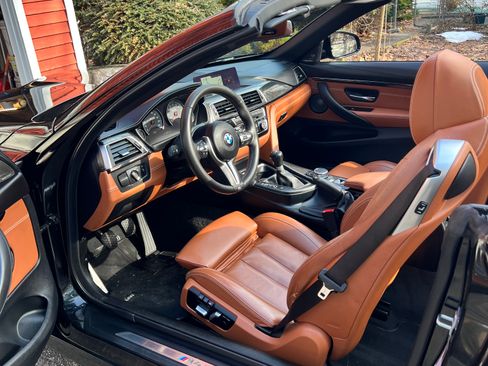 Used 2018 BMW M4 Convertible image 5
