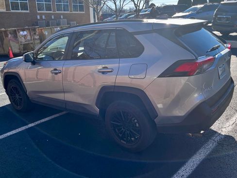 Used 2019 Toyota RAV4 LE image 5