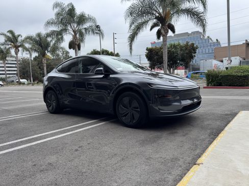 Used 2026 Tesla Model Y Long Range image 5