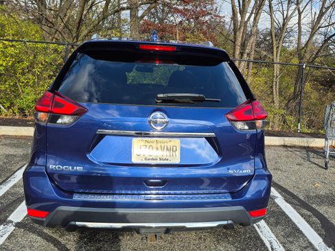 Used 2017 Nissan Rogue SV w/ SV Premium Package image 2