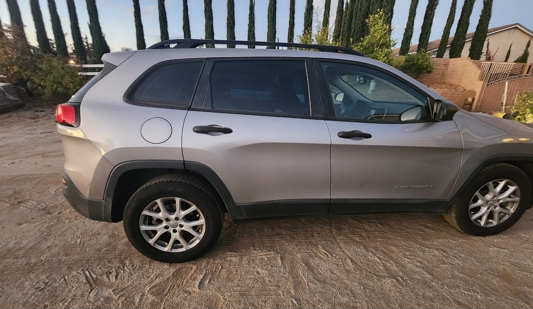 Used 2015 Jeep Cherokee Sport w/ Sport Appearance Group FWD image 1