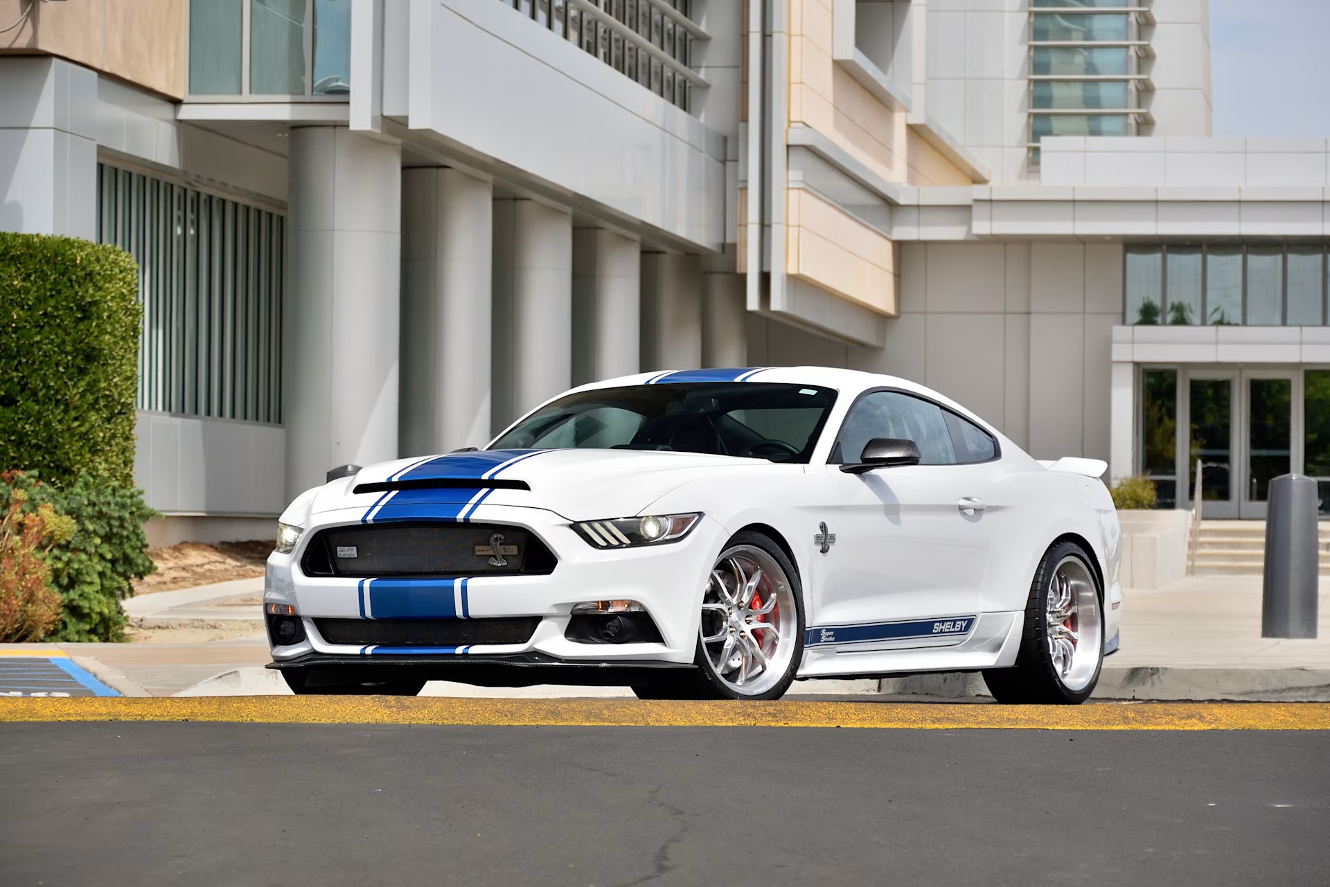 Used 2017 Ford Mustang GT Premium w/ Equipment Group 401A RWD image 1