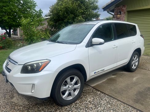 Used 2013 Toyota RAV4 EV image 1