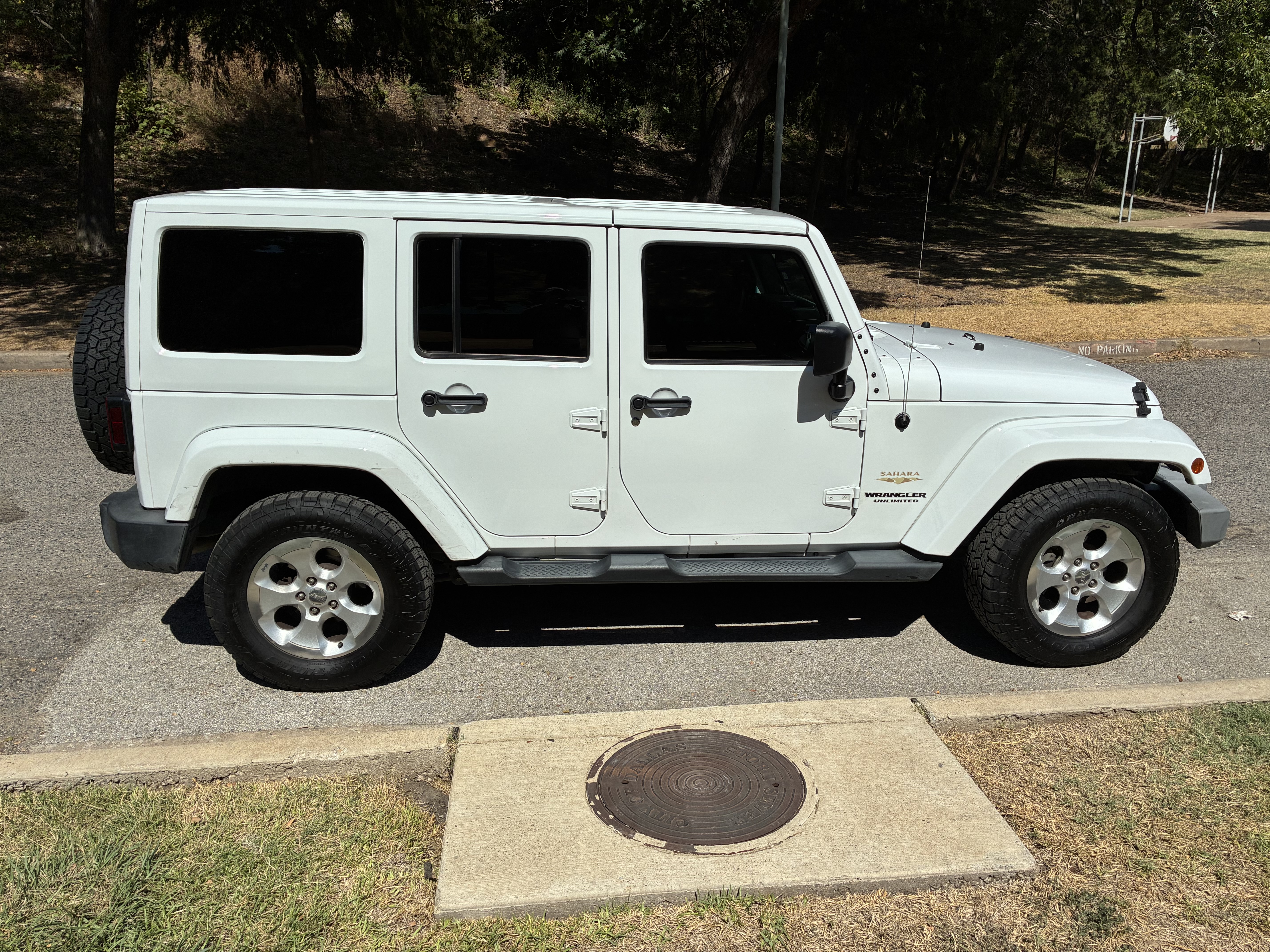 Used 2013 Jeep Wrangler Unlimited Sahara w/ Connectivity Group AWD/4WD image 5
