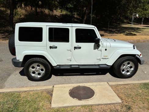 Used 2013 Jeep Wrangler Unlimited Sahara w/ Connectivity Group AWD/4WD image 5