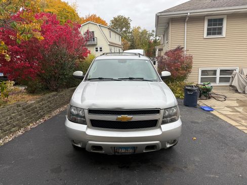 Used 2012 Chevrolet Suburban LT image 2