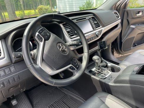 Used 2019 Toyota Highlander XLE image 9