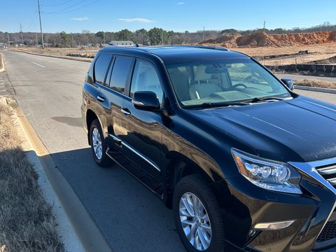 Used 2019 Lexus GX 460 image 4