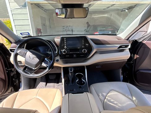 Used 2021 Toyota Highlander XLE image 9