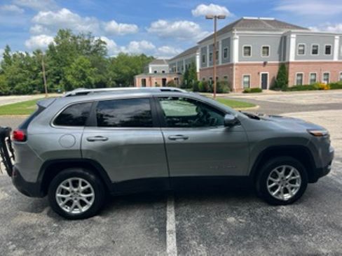 Used 2016 Jeep Cherokee Latitude w/ Cold Weather Group FWD image 8