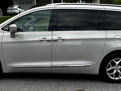 Used 2017 Chrysler Pacifica Touring-L Plus w/ Advanced Safetytec Group image 5