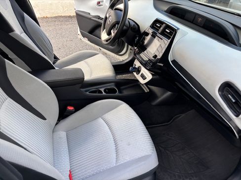 Used 2017 Toyota Prius Four Touring image 10