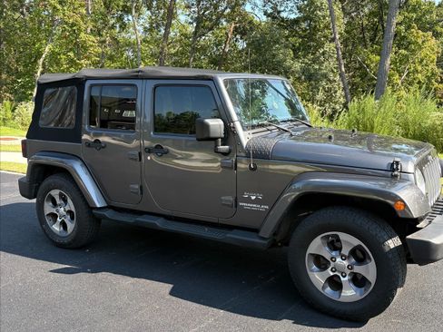 Used 2016 Jeep Wrangler Unlimited Sahara AWD/4WD image 4