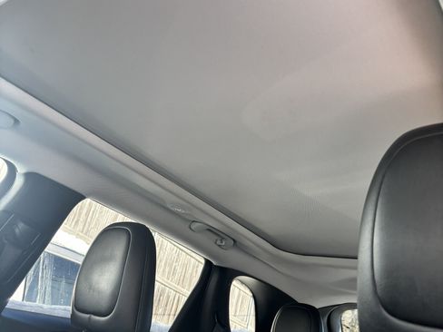 Used 2019 Jeep Cherokee Latitude Plus w/ Comfort/Convenience Group image 9