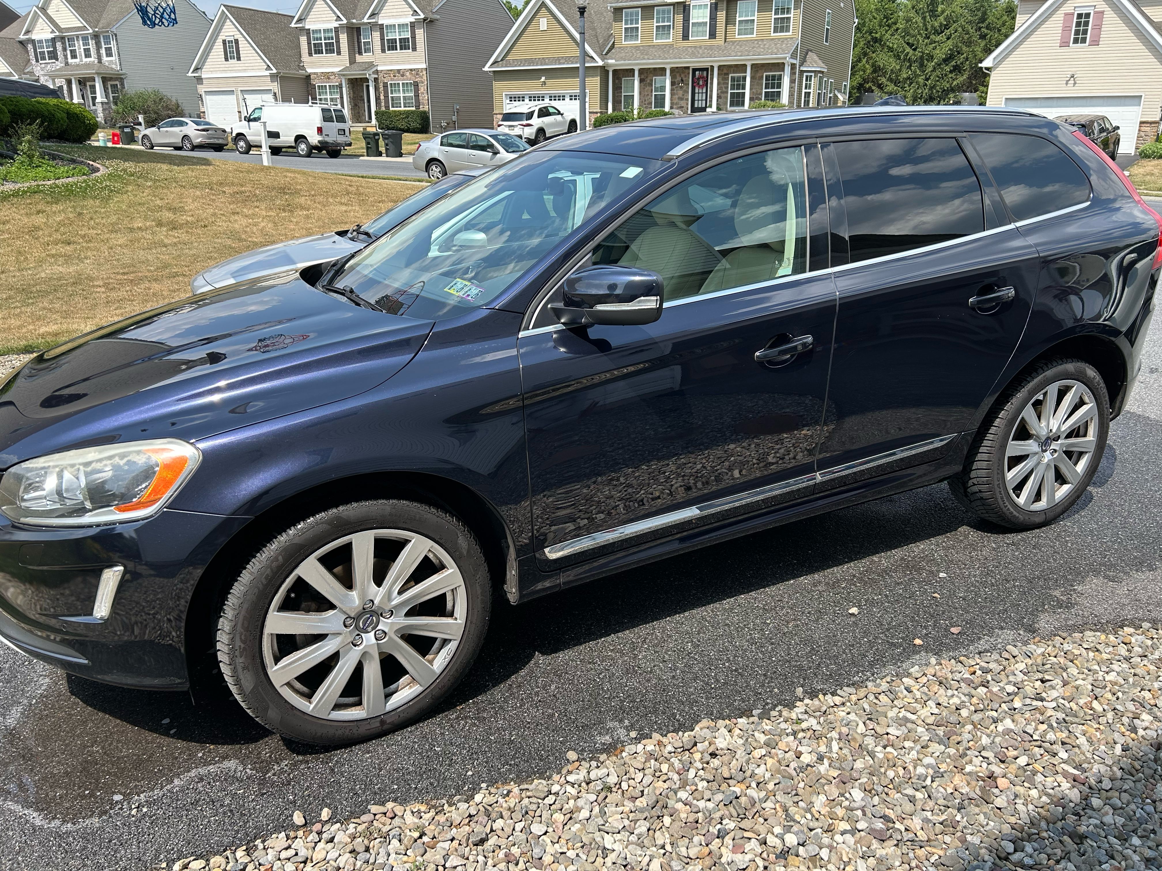 Used 2017 Volvo XC60 T5 Inscription w/ Preferred Option Package FWD image 2