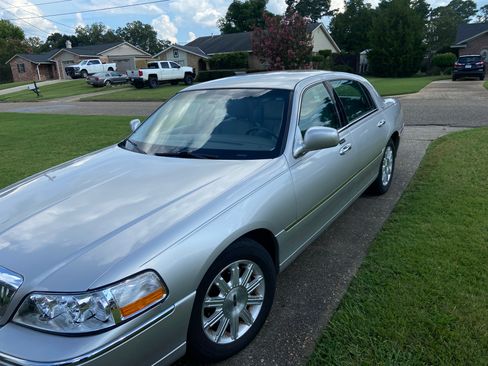 Used 2011 Lincoln Town Car Signature Limited RWD image 5