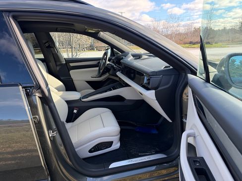 Used 2024 Porsche Macan 4 Electric image 19