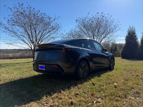 Used 2026 Tesla Model Y Long Range image 10