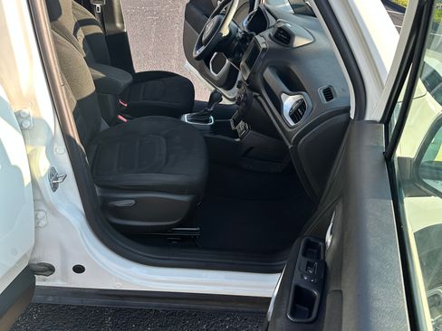 Used 2019 Jeep Renegade Latitude FWD image 16