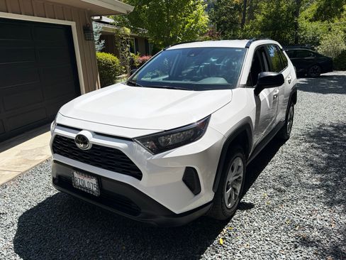 Used 2021 Toyota RAV4 LE AWD/4WD image 1