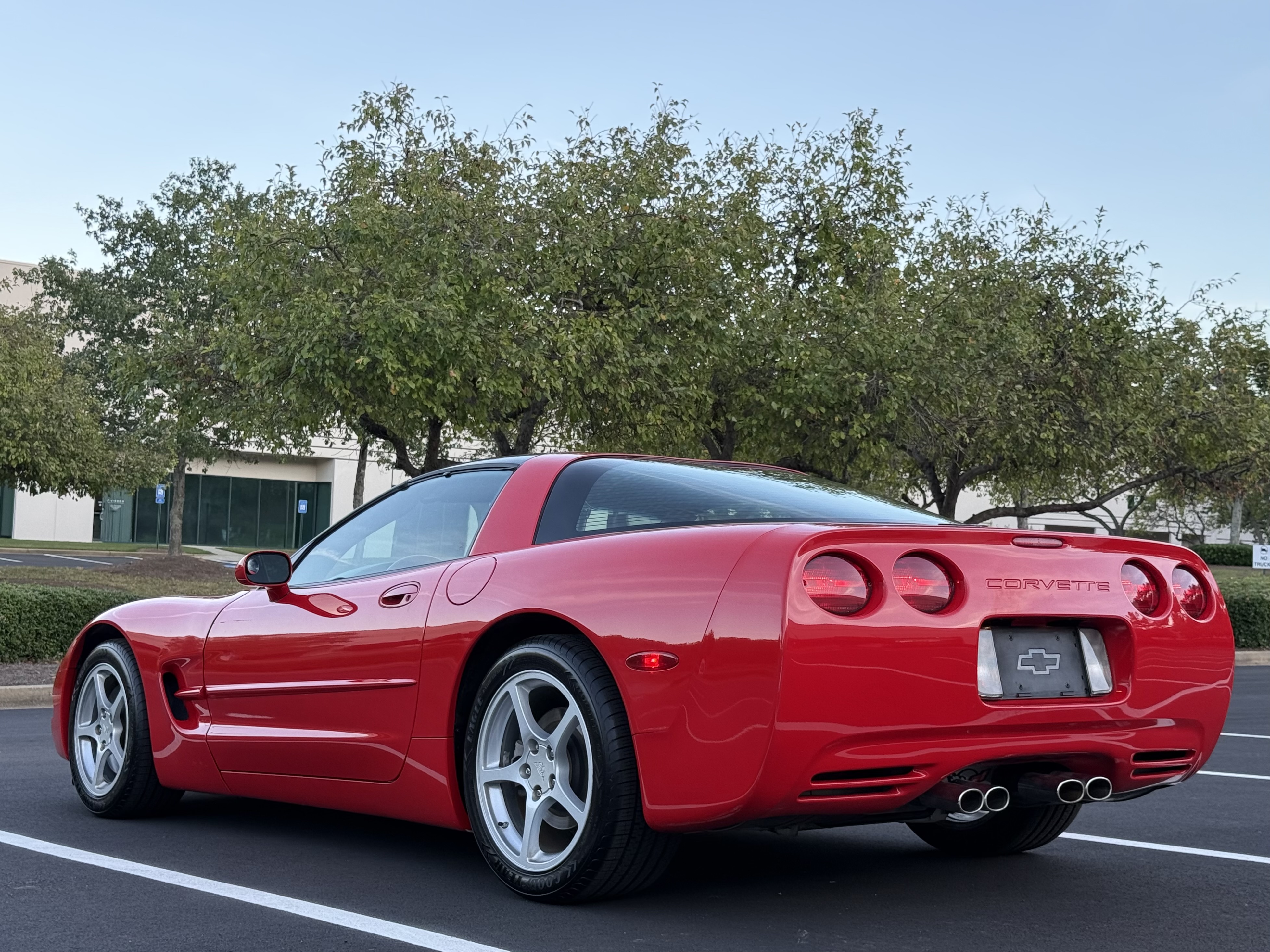Used 1999 Chevrolet Corvette Coupe w/ Performance Handling Pkg RWD image 9