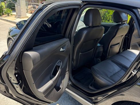 Used 2014 Ford Focus SE w/ Equipment Group 201A FWD image 9