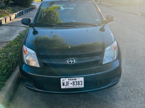 Used 2006 Scion xA Hatchback 4D image 2