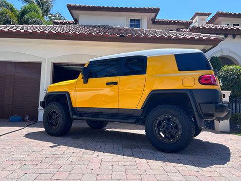 Used 2007 Toyota FJ Cruiser Sport Utility 2D image 4