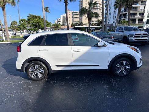 Used 2022 Kia Niro EX Premium image 2
